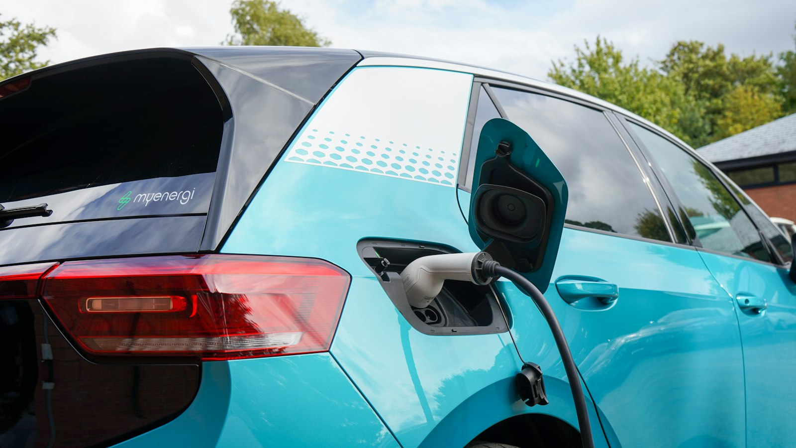 Elektroauto beim Laden an einer Wallbox
