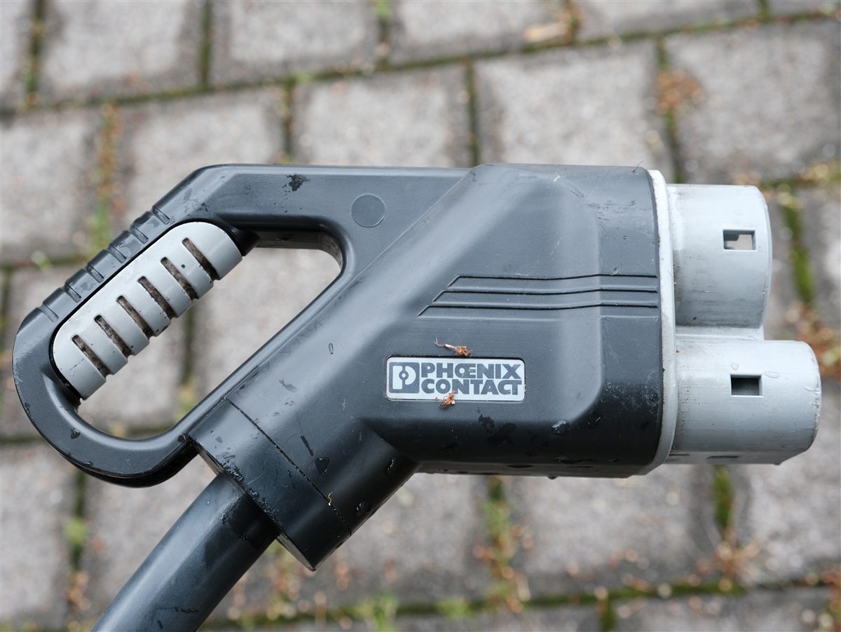 CCS-Combo-2-Ladestecker, seitliche Ansicht mit den zwei grossen DC-Kontakten unterhalb des Typ-2-Teils