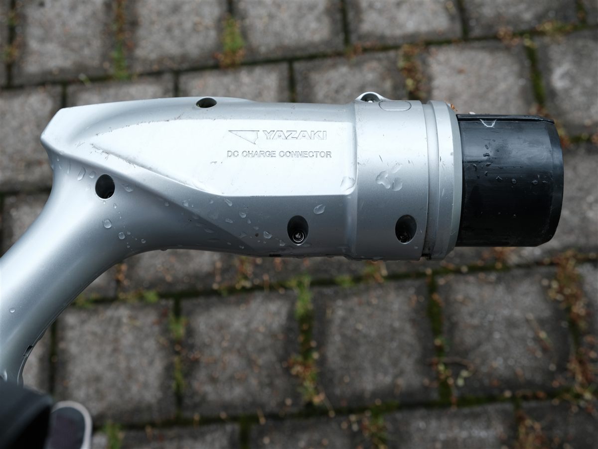CHAdeMO-Ladestecker, seitliche Ansicht, deutlich wuchtiger als CCS