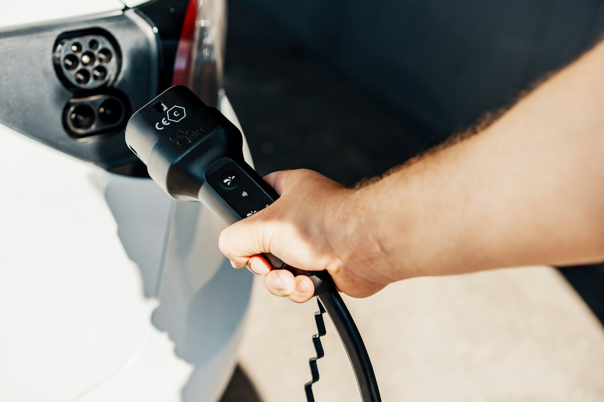 Typ-2-Ladestecker (Mennekes) beim Einstecken in ein Elektroauto